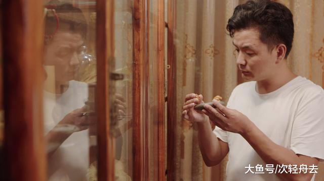 ＂小小一个桃核，他把玩了十年，刻出了自己的“写意核雕”＂