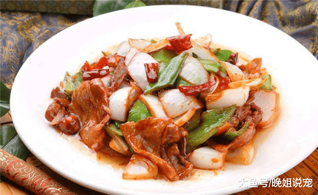 想让金毛活得更长久, 就不要给它吃下面6种食物, 不然你会害了它