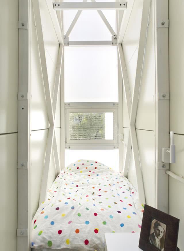 住这里太憋屈！1米5夹缝中盖栋32平房，张开双臂就能碰到两边墙壁