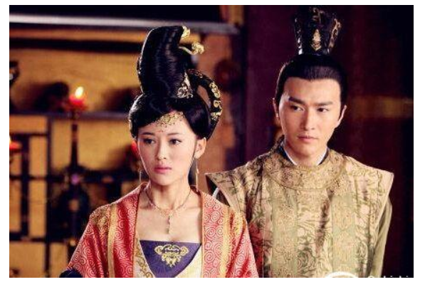 朱元璋感觉这个宫女是在偷偷的勾引自己，这可是对先皇后的不尊重！