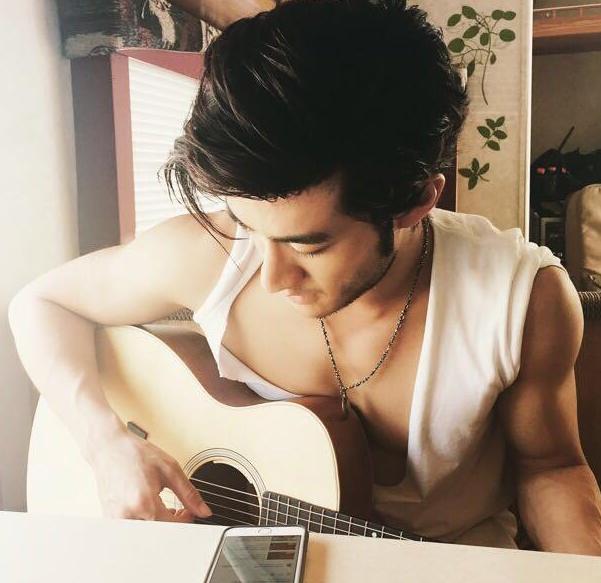 晒晒李治廷生活中的家，健身房成了晾衣房，衣服挂在健身器材上