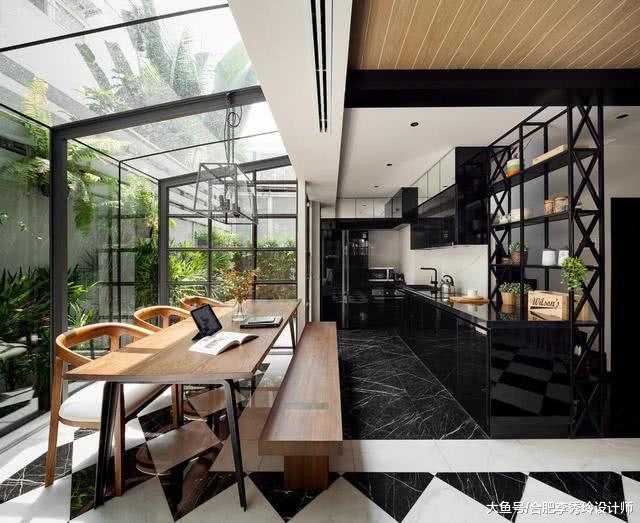 180平獨棟雙層別墅，墻外滿是綠植，還建了個室內魚池，真漂亮！