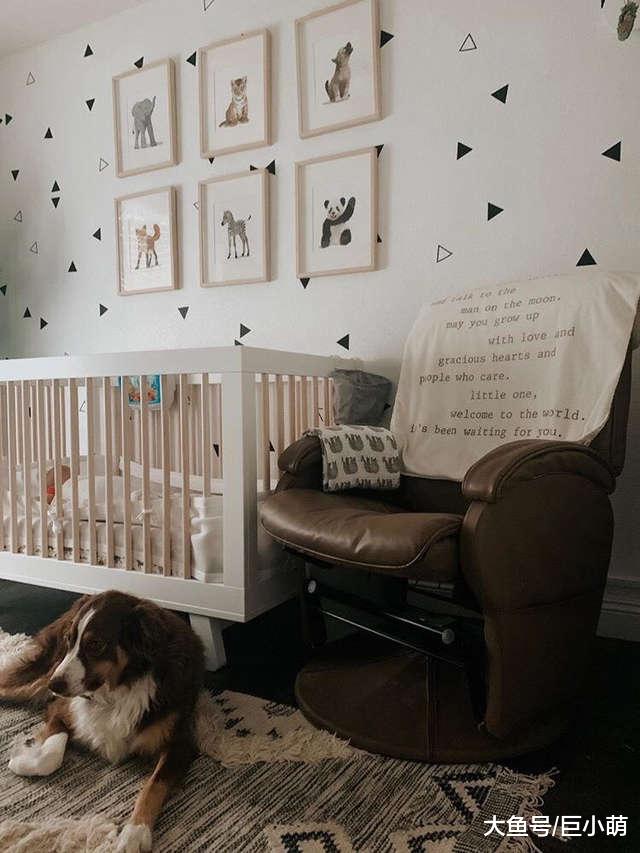 小主人睡醒哭闹，狗狗立刻站起来当保姆，用秘技安慰小主人别哭