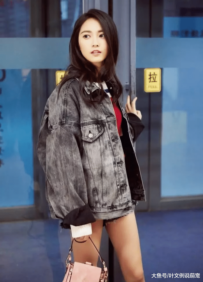 难怪陈钰琪不爱穿裙子，看到她的坐姿后，网友：瞬间明白