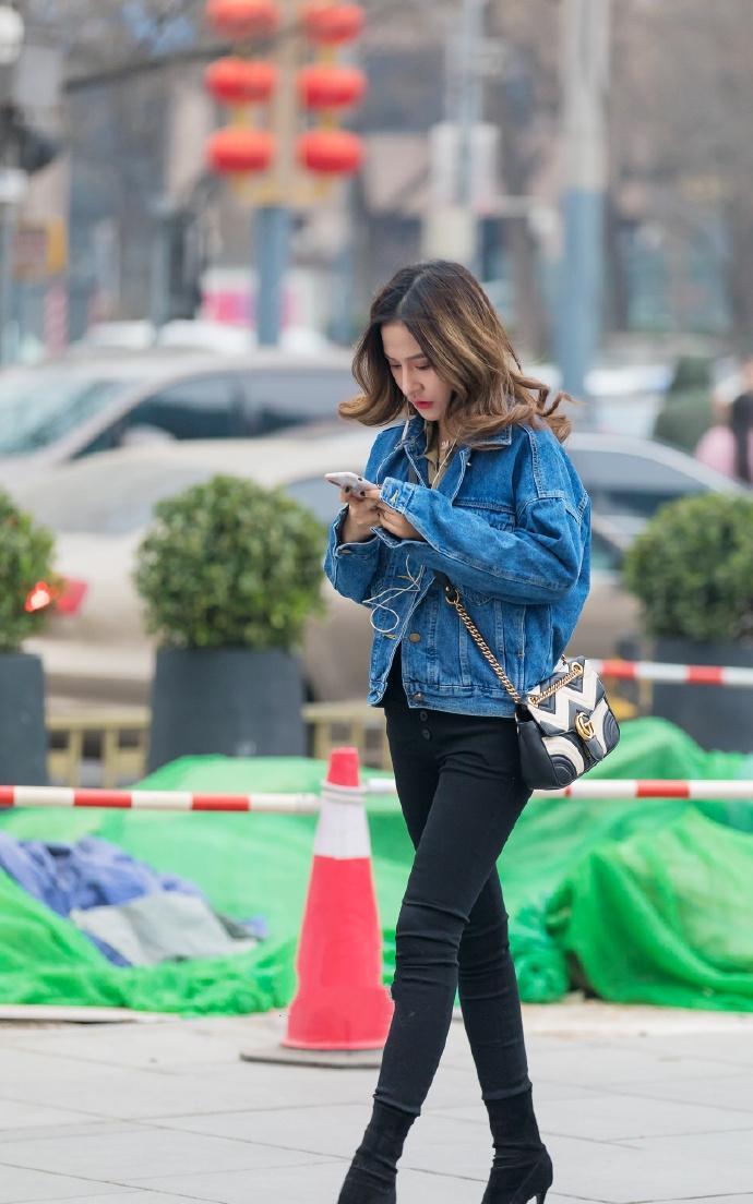 街拍：开春小个子女生这么穿，显瘦显腿长，美腿太抢镜！