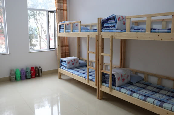 高一新生：刚来宿舍第一晚都干啥？聊天少不了，最后一个好想哭！