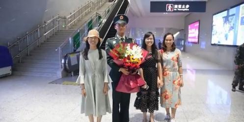 火箭军受阅官兵归队变追星现场，被群众包围求合影