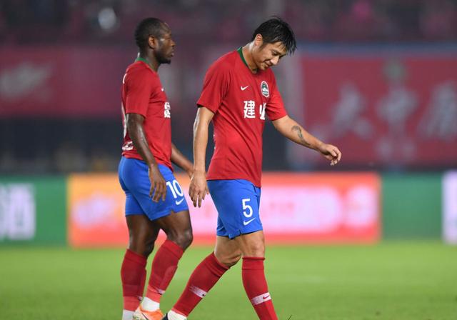 太脏了！建业铁卫恶意踩踏染红+难逃追罚 U23小将剪刀脚幸运逃红