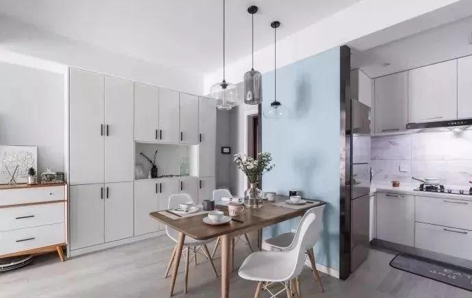 清新简约的北欧三居室，进门有一个超大的鞋柜，好看又实用！