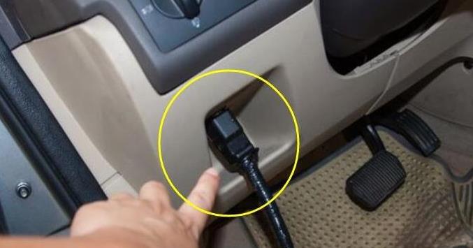 ▲任何车辆：方向盘都自带这插口，多数人浪费不用，精明人早就天天用