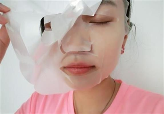 每次敷面膜都把那张塑料纸给扔了？难怪天天敷没效果，白白浪费