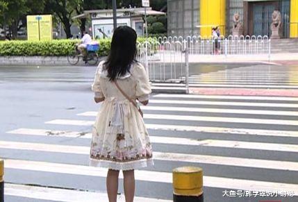 小姐姐进地铁前被要求“原地卸妆”，这还不是第一次