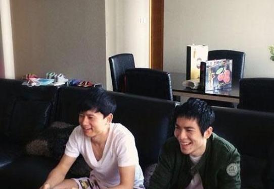 曬曬張杰謝娜的豪宅，客廳整個空間都是黑色系，看著會很沉悶