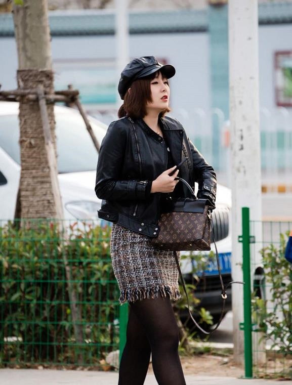 摄影：高挑美女身穿黑色丝袜，甚是惹眼！