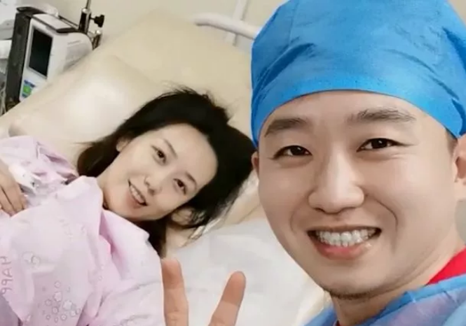 丈夫为转移妻子分娩的痛苦，在手术室跳起了舞蹈