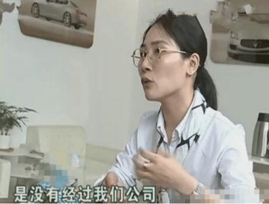 男子开玛莎拉蒂到店贴膜，不料引擎盖被打开，男子：你们干什么！