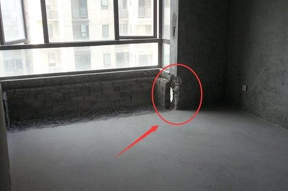 开始想着把飘窗拆掉装柜子，但是开工第一天刚砸掉，就后悔了