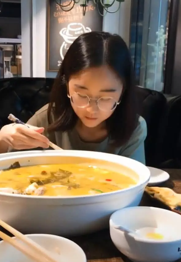 小哥网恋奔现翻车了，照片真人严重不符，网友：小学生？