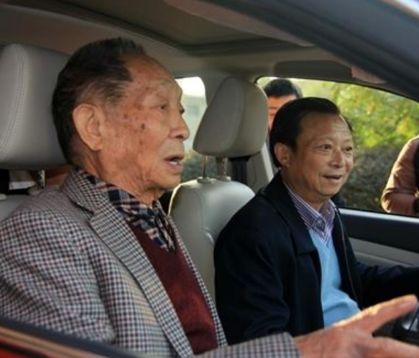 袁隆平拥有这样一个特权，全世界仅英女王才有，国人对此高度赞同