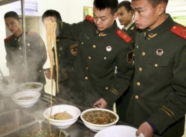 解放军退伍前的最后一顿饭吃什么？几乎每个士兵都是含着泪吃下