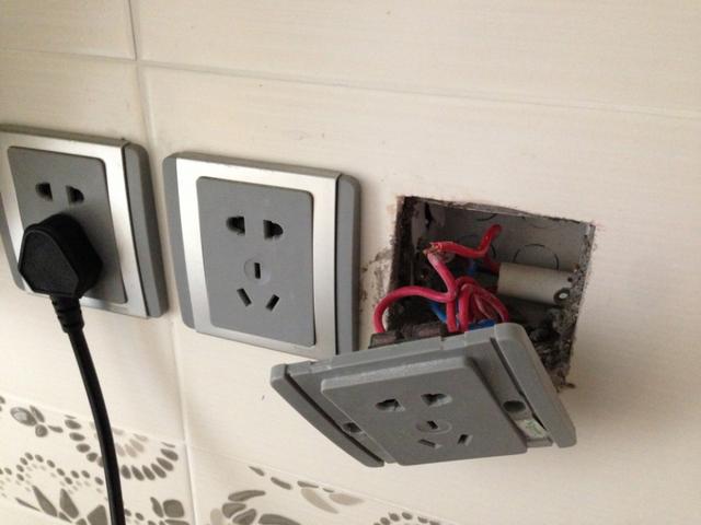 『』电工穿完线之后，为啥把电线绕2圈再接开关？弄明白了才不会被坑