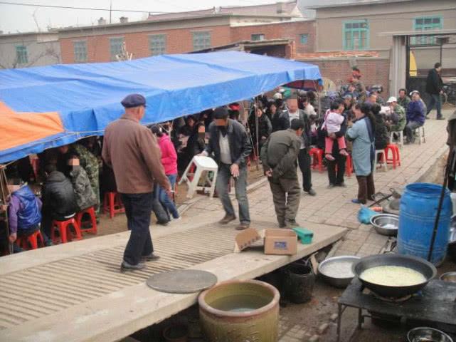 农村新婚夫妇结婚当天好心请流浪狗吃饭, 第二天狗狗亲自送上大礼