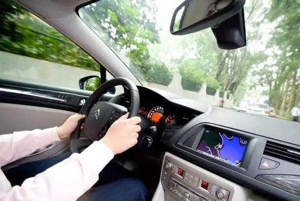 夏季车辆每天暴晒，车内异味大？做好这3步，还你清新干净好空气