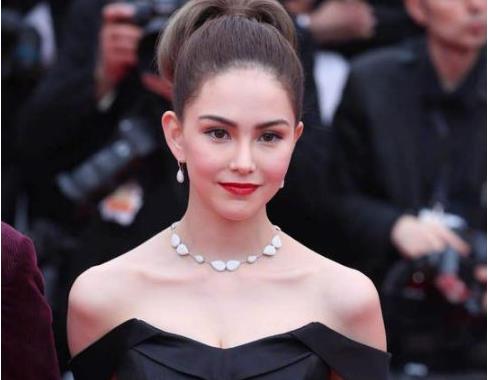 周杰伦骑滑板车载昆凌兜风，甜蜜地依偎在一起：哥练的胸肌给你靠