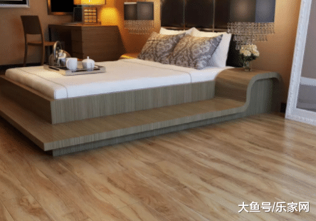 装修安装好地暖后, 上面铺地板好还是地砖好? 听老师傅是怎么说的!