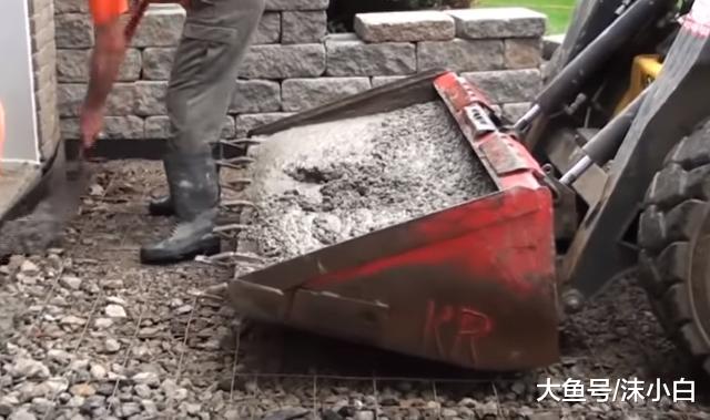 自建房庭院水泥地崩裂？看外国人多加一层网，多用几十年！