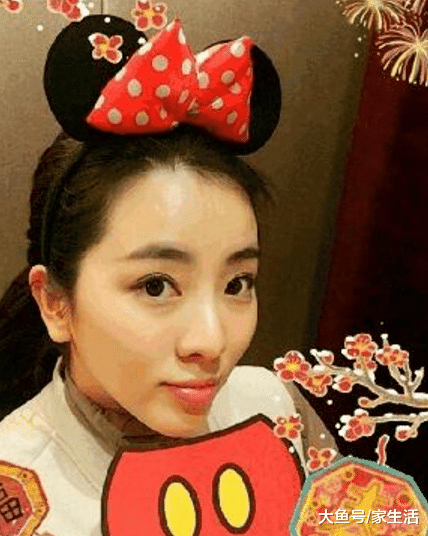 参观李思思住的房子，连个梳妆台也雕刻精美，每件家具都很奢华