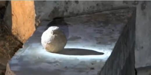 男子捡到一个铁球, 警察赶到后吓了一跳: 赶快离开, 这东西很危险