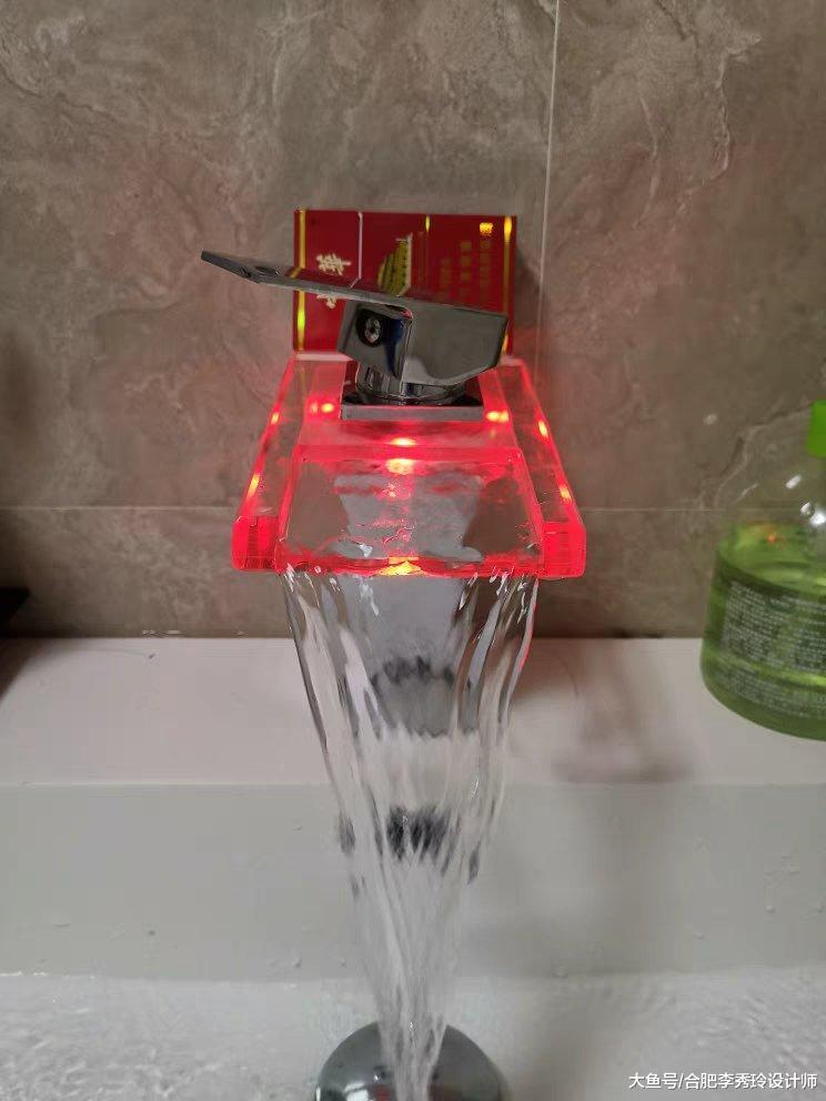 邻居家的水龙头竟然发光, 头次见! 不用接电源, 还能测水温, 够高端!