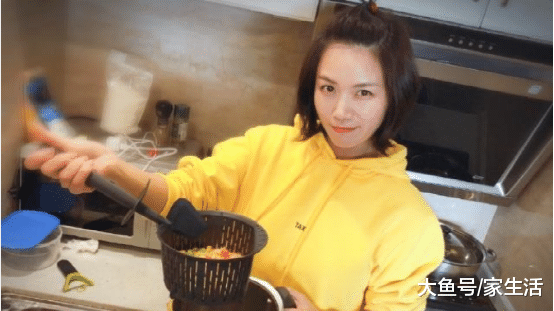 带你参观曹曦文住的豪宅，餐厅墙面上挂着这种镜子，还是头次见