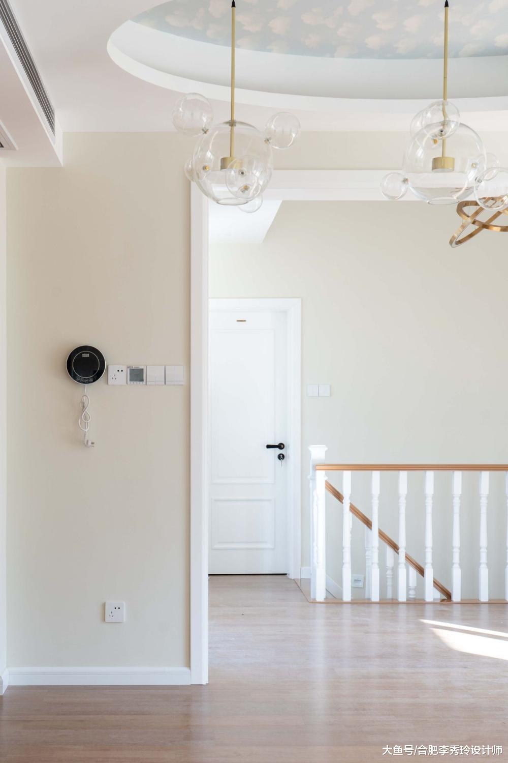 天花板做吊頂，如何讓人眼前一亮？業主貼完墻紙，連設計師都夸好！