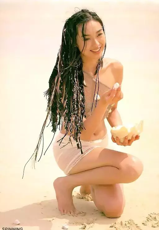 她也玩完了！陪富商裸睡，一连被爆4个男友，原来都是假清纯