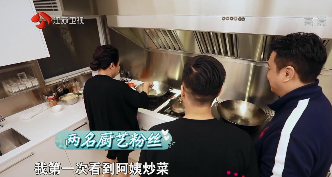 娛樂圈大佬向太官宣向佐戀情，曝光香港豪宅，室內奢華還有超大天臺