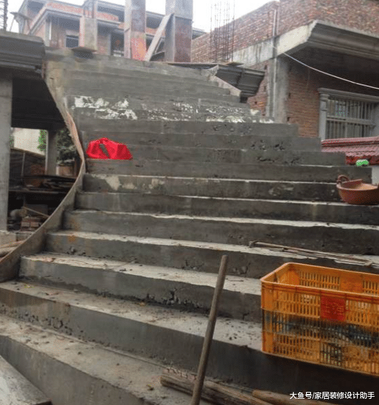 衣锦还乡砸80万建四层小别墅, 弧形入户台阶惹得左右邻居十分眼红