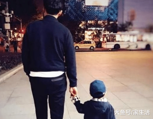 靳东曝光出自己的房子：客厅地上铺满儿童保护垫，生活太有爱了