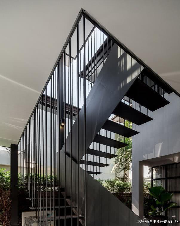 180平獨棟雙層別墅，墻外滿是綠植，還建了個室內魚池，真漂亮！