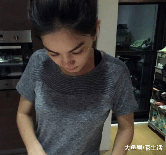 晒晒陈嘉桦现实中的家，家里家具也太可爱了，连餐桌都是迷你版