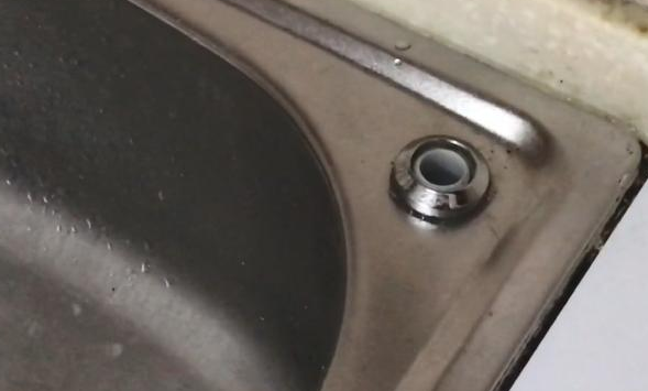 活了20年才知道，水槽旁边的小洞是干什么用的，学会受用一生！