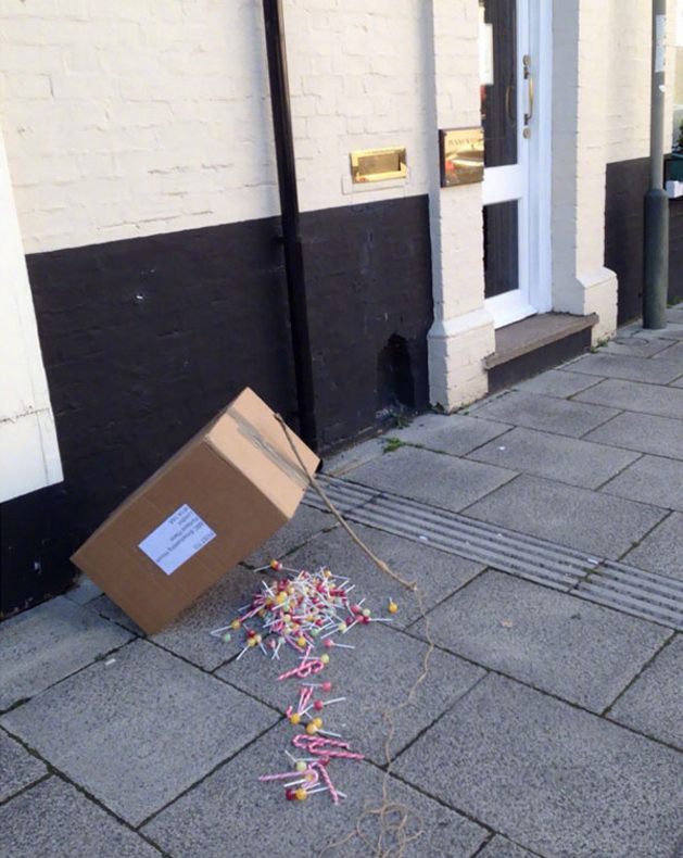 为了哄病人也是够拼的了，这年头当牙医真心不容易啊！