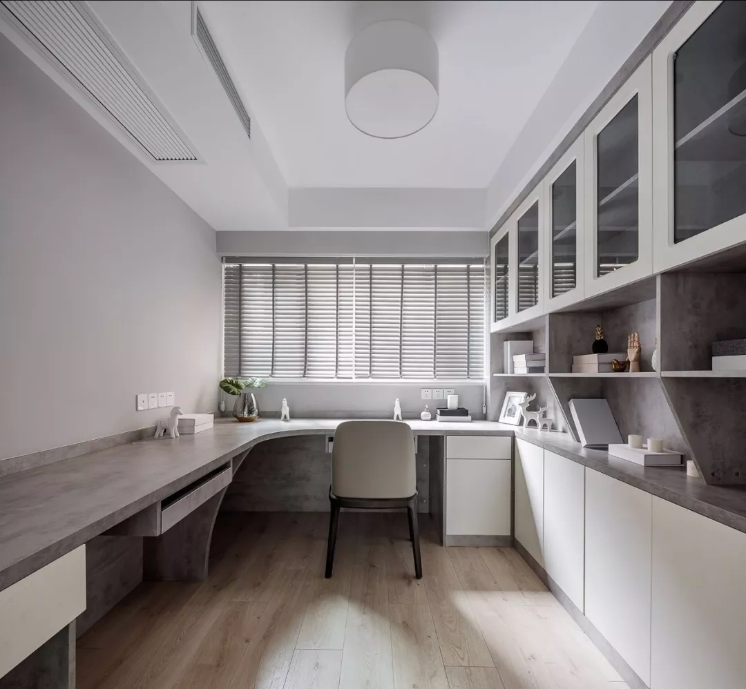 还在纠结书房怎么设计吗？定制柜加书桌非常实用