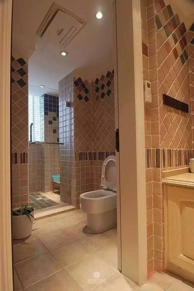 头一次见卫生间瓷砖这么贴，太漂亮了，朋友都抢着来他家上厕所