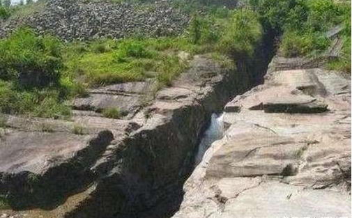 一條裂縫分兩國, 一半中國, 一半越南, 被稱為最獨特國界線