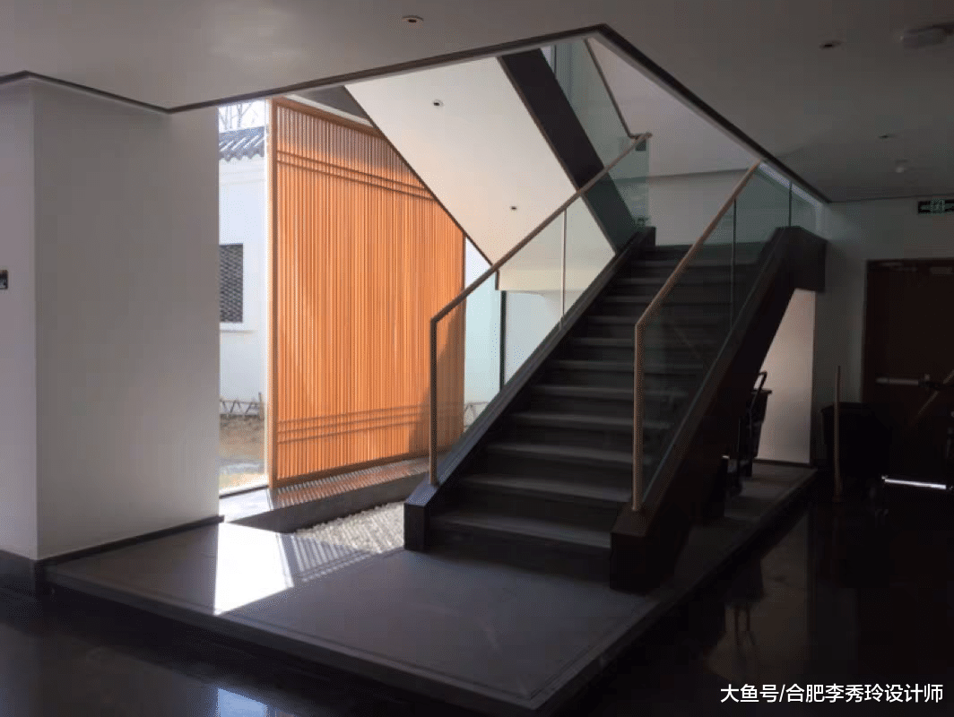 环境潮湿就别用大理石铺地！等到地板发白返碱才后悔，就来不及了