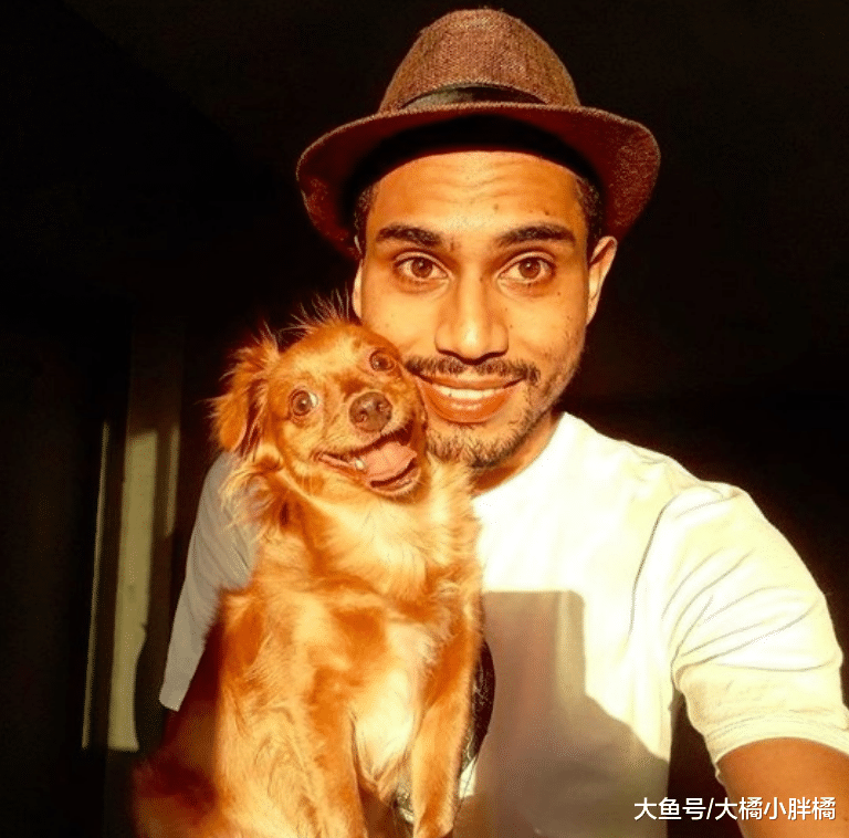 狗狗学主人表演行为艺术，主人不动它也不动，却让主人一炮而红