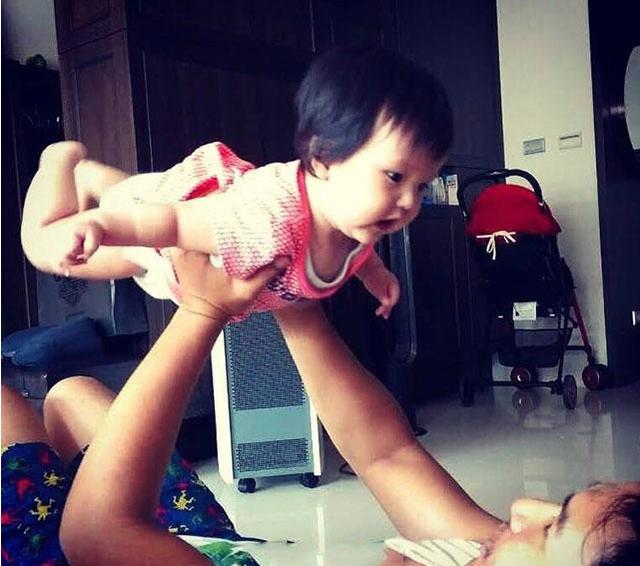 参观欧弟在台湾的家，一回家就跟女儿玩，女儿遗传了妈妈的好基因