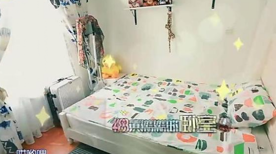 带你参观黄婷婷住的豪宅，内部装修很老土，家具布置都过时了